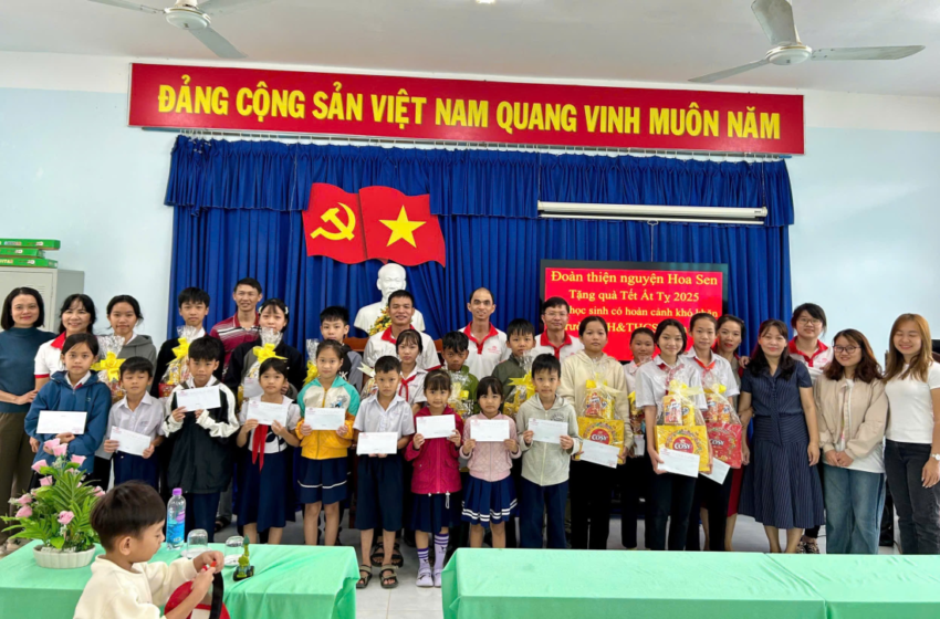  ĐOÀN THIỆN NGUYỆN HOA SEN TẶNG QUÀ TẾT ẤT TỴ NĂM 2025 CHO HỌC SINH KHÓ KHĂN TRƯỜNG TH&THCS DIÊN TÂN